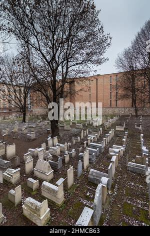 08-12-2021. cracovia-polonia. Una vista dall'alto del vecchio cimitero ebraico, dietro la sinagoga Rama nel quartiere ebraico di Kazimierz - Cracovia, A. Foto Stock