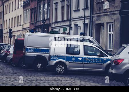 09-12-2021. cracovia-polonia. Auto di polizia sulla strada principale di Kazmeiz Polonia sullo sfondo di vecchie case Foto Stock