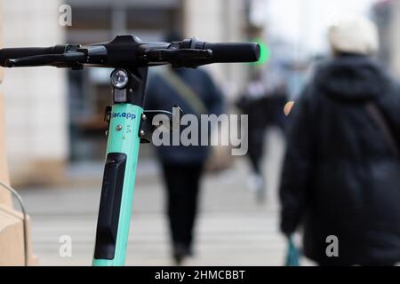 09-12-2021. cracovia-polonia. Scooter in affitto per un'ora con l'aiuto di un app, collocato su una strada a Cracovia, Foto Stock