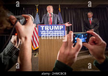 Il candidato presidenziale repubblicano Donald Trump in occasione di una conferenza stampa a Milford, NH, dove ha parlato della sconfitta in Iowa e aspettative per le elezioni primarie in New Hampshire. Foto Stock