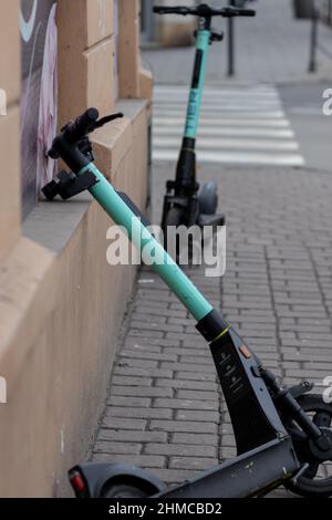 09-12-2021. cracovia-polonia. Scooter in affitto per un'ora con l'aiuto di un app, collocato su una strada a Cracovia, Foto Stock