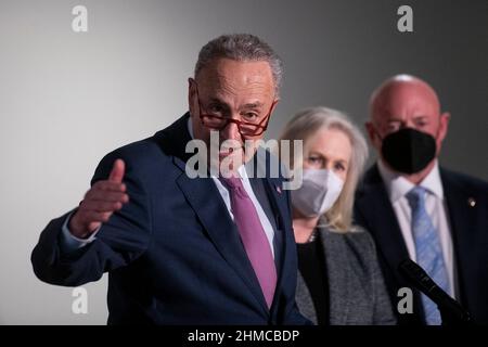 Washington DC, US, 08/02/2022, Chuck Schumer (democratico di New York), leader della maggioranza del Senato degli Stati Uniti, offre osservazioni durante la conferenza stampa sulla politica del Senato democratico al Palazzo dell'Ufficio del Senato di Hart a Washington, DC, USA, martedì 8 febbraio, 2022. Foto di Rod Lammey/CNP/ABACAPRESS.COM Foto Stock