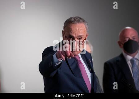 Washington DC, US, 08/02/2022, Chuck Schumer (democratico di New York), leader della maggioranza del Senato degli Stati Uniti, offre osservazioni durante la conferenza stampa sulla politica del Senato democratico al Palazzo dell'Ufficio del Senato di Hart a Washington, DC, USA, martedì 8 febbraio, 2022. Foto di Rod Lammey/CNP/ABACAPRESS.COM Foto Stock