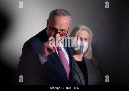 Washington DC, US, 08/02/2022, Chuck Schumer (democratico di New York), leader della maggioranza del Senato degli Stati Uniti, offre osservazioni durante la conferenza stampa sulla politica del Senato democratico al Palazzo dell'Ufficio del Senato di Hart a Washington, DC, USA, martedì 8 febbraio, 2022. Foto di Rod Lammey/CNP/ABACAPRESS.COM Foto Stock