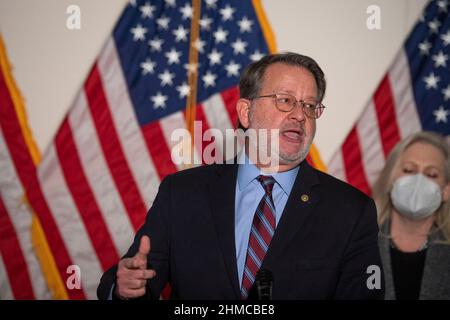 Washington DC, US, 08/02/2022, il senatore degli Stati Uniti Gary Peters (democratico del Michigan) offre osservazioni durante la conferenza stampa del pranzo politico del Senato democratico nel Palazzo dell'Ufficio del Senato di Hart a Washington, DC, USA, martedì 8 febbraio, 2022. Foto di Rod Lammey/CNP/ABACAPRESS.COM Foto Stock