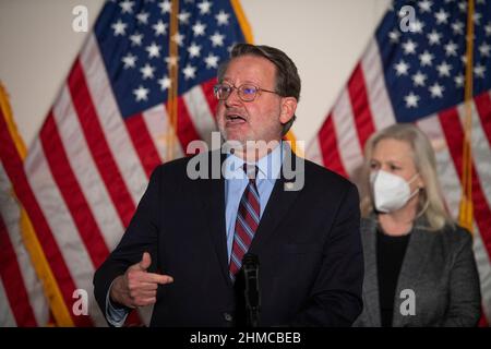 Washington DC, US, 08/02/2022, il senatore degli Stati Uniti Gary Peters (democratico del Michigan) offre osservazioni durante la conferenza stampa del pranzo politico del Senato democratico nel Palazzo dell'Ufficio del Senato di Hart a Washington, DC, USA, martedì 8 febbraio, 2022. Foto di Rod Lammey/CNP/ABACAPRESS.COM Foto Stock