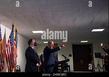 Washington DC, US, 08/02/2022, Chuck Schumer (democratico di New York), leader della maggioranza del Senato degli Stati Uniti, offre osservazioni durante la conferenza stampa sulla politica del Senato democratico al Palazzo dell'Ufficio del Senato di Hart a Washington, DC, USA, martedì 8 febbraio, 2022. Foto di Rod Lammey/CNP/ABACAPRESS.COM Foto Stock