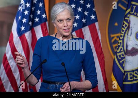 Washington DC, US, 08/02/2022, il rappresentante degli Stati Uniti Katherine Clark (democratico del Massachusetts) offre osservazioni durante una conferenza stampa al Campidoglio degli Stati Uniti a Washington, DC, USA, martedì 8 febbraio, 2022. Foto di Rod Lammey/CNP/ABACAPRESS.COM Foto Stock