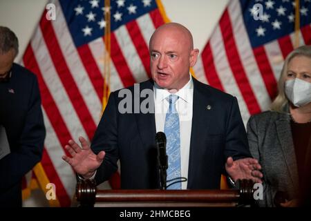 Washington DC, US, 08/02/2022, il senatore degli Stati Uniti Mark Kelly (democratico dell’Arizona) offre osservazioni durante la conferenza stampa del pranzo politico del Senato democratico nell’edificio dell’Ufficio del Senato di Hart a Washington, DC, USA, martedì 8 febbraio, 2022. Foto di Rod Lammey/CNP/ABACAPRESS.COM Foto Stock