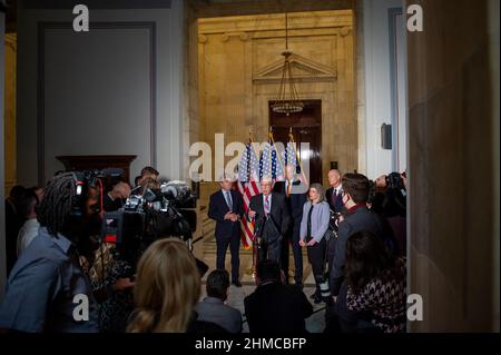 Washington DC, US, 08/02/2022, il leader della minoranza del Senato degli Stati Uniti Mitch McConnell (repubblicano del Kentucky) offre osservazioni durante una conferenza stampa a seguito del pranzo politico del Senato, presso il Russell Senate Office Building di Washington, DC, USA, martedì 8 febbraio, 2022. Foto di Rod Lammey/CNP/ABACAPRESS.COM Foto Stock