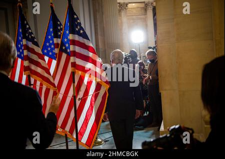 Washington DC, Stati Uniti, 08/02/2022, il leader della minoranza del Senato degli Stati Uniti Mitch McConnell (repubblicano del Kentucky) arriva per una conferenza stampa dopo il pranzo della politica dei Repubblicani del Senato, presso il Russell Senate Office Building di Washington, DC, Stati Uniti, martedì 8 febbraio, 2022. Foto di Rod Lammey/CNP/ABACAPRESS.COM Foto Stock