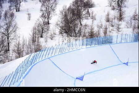 Zhangjiakou, la provincia cinese di Hebei. 9th Feb 2022. Feng He della Cina compete durante la semina da snowboard femminile delle Olimpiadi invernali di Pechino 2022 al Genting Snow Park a Zhangjiakou, provincia di Hebei della Cina settentrionale, 9 febbraio 2022. Credit: Xu Chang/Xinhua/Alamy Live News Foto Stock