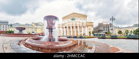 Un ampio panorama dell'edificio del Teatro Bolshoi e della fontana di fronte a esso a Mosca, Russia Foto Stock