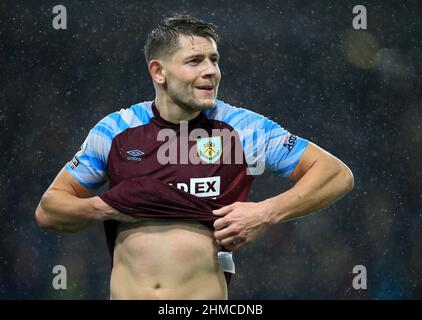 8th febbraio 2022; Turf Moor, Burnley, Lancashire, Inghilterra; Premier League Football, Burnley contro Manchester United; James Tarkowski di Burnley rimuove la sua maglia dopo la fine della partita in un pareggio del 1-1 Foto Stock