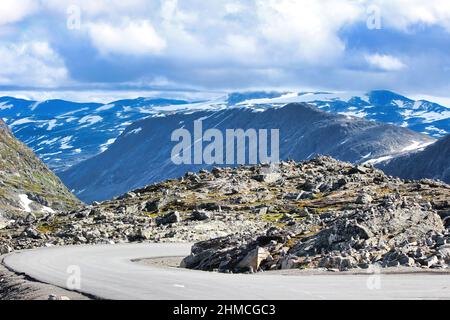 Dalsnibba è una montagna norvegese di massa, situata alla fine della valle di Geiranger, 7km (4 miglia) a sud del villaggio di Geiranger. Foto Stock