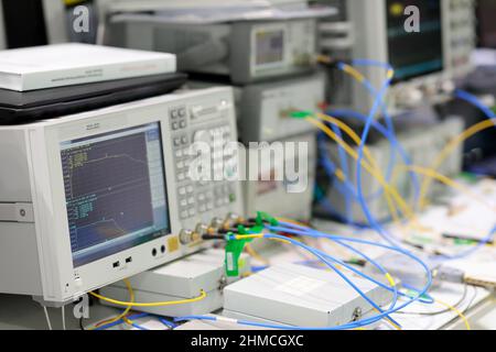 Laboratorio di comunicazione in fibra ottica con moderne apparecchiature di misurazione. Messa a fuoco selettiva. Foto Stock