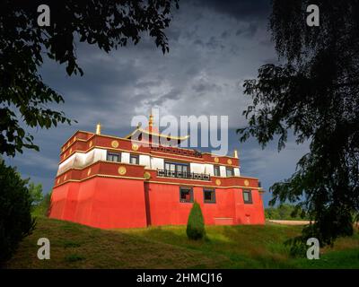 Francia. Puy-de-Dome (63) Biollet. Il monastero buddista di Bost (DHAGPO KUNDREUL LING) è il più grande centro buddista d'Europa, sia in termini di si Foto Stock