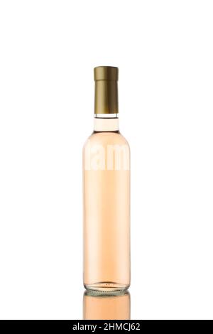 primo piano della vista frontale del piccolo mockup di 375ml bottiglie di vino di rosa con tappo color oro e nessuna etichetta isolata su sfondo bianco con riflessione Foto Stock