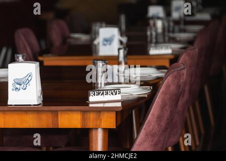 Primo piano di un cartello riservato su uno stand in legno in un ristorante, caffetteria Foto Stock