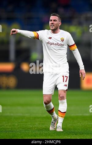 Milano, Italia. 08 febbraio 2022. Jordan Veretout di AS Roma si gesticola durante la partita di calcio Coppa Italia tra FC Internazionale e AS Roma. Credit: Nicolò campo/Alamy Live News Foto Stock