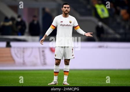 Milano, Italia. 08 febbraio 2022. Lorenzo Pellegrini di AS Roma si occupa della partita di calcio Coppa Italia tra FC Internazionale e AS Roma. Credit: Nicolò campo/Alamy Live News Foto Stock