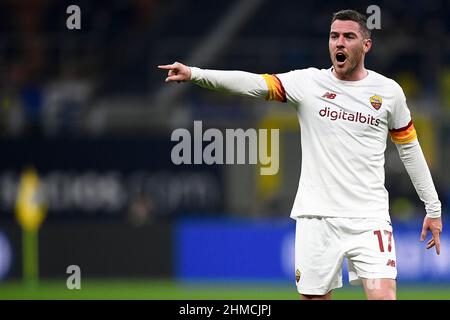 Milano, Italia. 08 febbraio 2022. Jordan Veretout di AS Roma si gesticola durante la partita di calcio Coppa Italia tra FC Internazionale e AS Roma. Credit: Nicolò campo/Alamy Live News Foto Stock