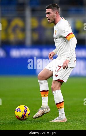 Milano, Italia. 08 febbraio 2022. Jordan Veretout di AS Roma in azione durante la partita di calcio Coppa Italia tra FC Internazionale e AS Roma. Credit: Nicolò campo/Alamy Live News Foto Stock