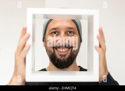 Uomo adulto felice con telaio. Foto di alta qualità Foto Stock