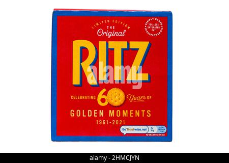 Box of Ritz in edizione limitata l'originale cracker, biscotti salati cracker che celebra 60 anni di momenti d'oro isolati su sfondo bianco Foto Stock