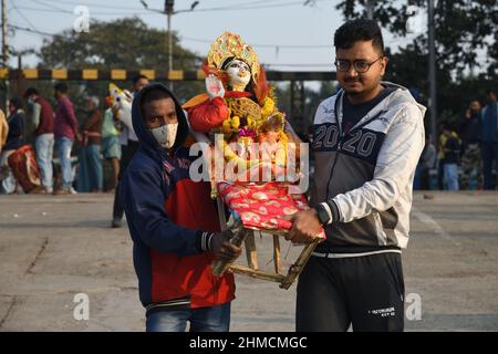 La dea indù Saraswati idol viene trasportata per immersione nel Gange dopo che la puja è stata eseguita il giorno precedente a Kolkata, nel Bengala Occidentale, India. Foto Stock