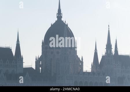 Dettaglio di architettura gotica sul parlamento cupola edificio in mattinata haze, Budapest, Ungheria Foto Stock