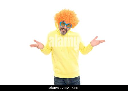 Sono qui. Uomo funky. L'uomo con bearded indossa gli occhiali da sole con la parrucca arancione. Look da festa Foto Stock