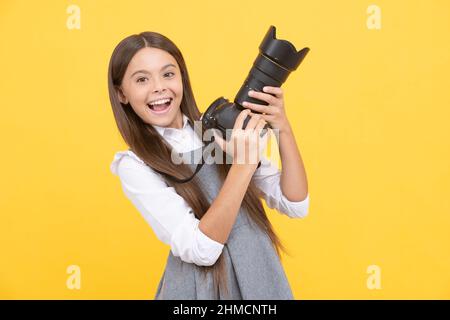 felicità pura. hobby o carriera. fotografo principiante con macchina fotografica moderna. Foto Stock