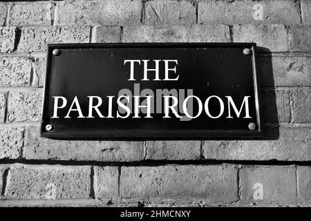 Primo piano delle maestose torri della cattedrale di Durham contro un profondo cielo blu e alberi dorati all'esterno in una giornata di sole Foto Stock