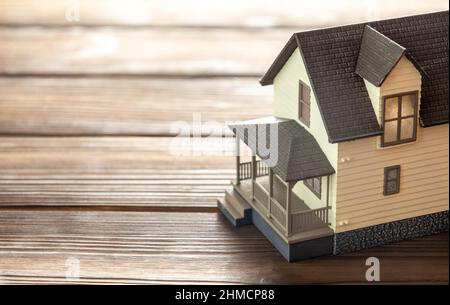 Casa su tavole di legno. Spazio di copia del modello per il testo. Foto Stock