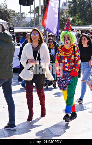 Persone in trucco e costumi di carnevale durante il grasso Martedì al carnevale di Mardi Gras in città: Valletta, Malta - 23 febbraio 2020 Foto Stock