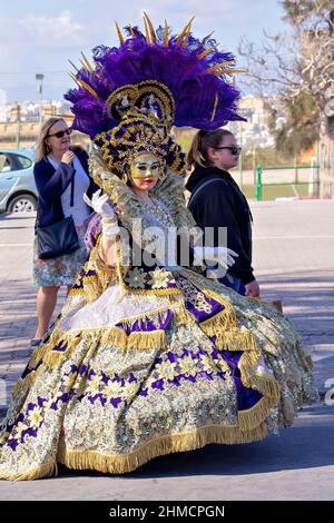 Persone in trucco e costumi di carnevale durante il grasso Martedì al carnevale di Mardi Gras in città: Valletta, Malta - 23 febbraio 2020 Foto Stock