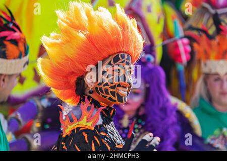 Persone in trucco e costumi di carnevale durante il grasso Martedì al carnevale di Mardi Gras in città: Valletta, Malta - 23 febbraio 2020 Foto Stock