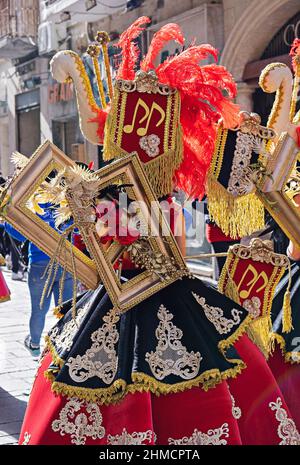 Persone in trucco e costumi di carnevale durante il grasso Martedì al carnevale di Mardi Gras in città: Valletta, Malta - 23 febbraio 2020 Foto Stock