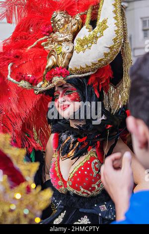 Persone in trucco e costumi di carnevale durante il grasso Martedì al carnevale di Mardi Gras in città: Valletta, Malta - 23 febbraio 2020 Foto Stock