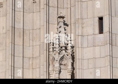 Dettagli architettonici gotici sulla Chiesa di San Matteo a Budapest, Ungheria Foto Stock