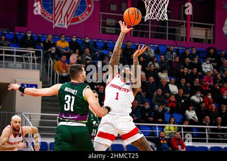 ZAPORIZHZHIA, UCRAINA - 8 FEBBRAIO 2022 - Guardia di tiro D'Angelo Harrison (R) di BC Prometey e guardia di tiro Matt Mooney di BC Unicaja sono visti i Foto Stock