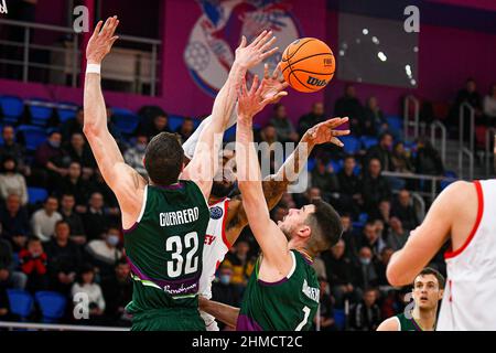 ZAPORIZHZHIA, UCRAINA - 8 FEBBRAIO 2022 - i giocatori di BC Prometey (kit bianco) e BC Unicaja (kit verde) sono visti in azione durante il Cham di Basket Foto Stock