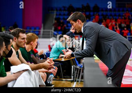 ZAPORIZHZHIA, UCRAINA - 8 FEBBRAIO 2022 - Un allenatore parla con i giocatori di BC Unicaja durante il Basketball Champions League Gameday 3 Gruppo K partita a Foto Stock