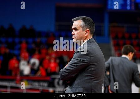 ZAPORIZHZHIA, UCRAINA - 8 FEBBRAIO 2022 - allenatore capo di BC Unicaja Angel Sanchez-Canete è raffigurato durante il campionato dei campioni di basket Gameday 3 Foto Stock