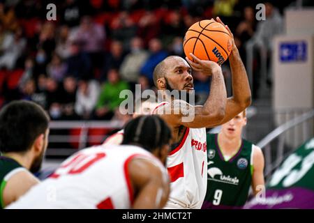 ZAPORIZHZHIA, UCRAINA - 8 FEBBRAIO 2022 - guardia di tiro Chris Dowe di BC Prometey serve la palla durante la Basketball Champions League Gameday 3 G. Foto Stock