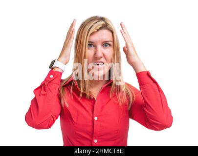 La giovane donna in rabbia sollevò le mani alla testa isolata su sfondo bianco Foto Stock