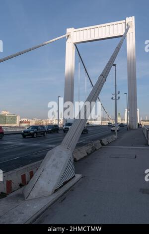 Elisabeth Ponte sul Danubio con traffico a Budapest, Ungheria Foto Stock