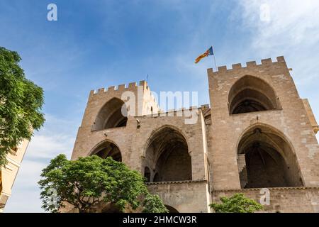 Facciata sud della porta della città “Torres de Serranos” a Valencia, Spagna, Europa Foto Stock