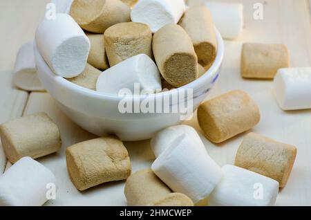bianco marshmallow e colori del caffè su sfondo bianco Foto Stock